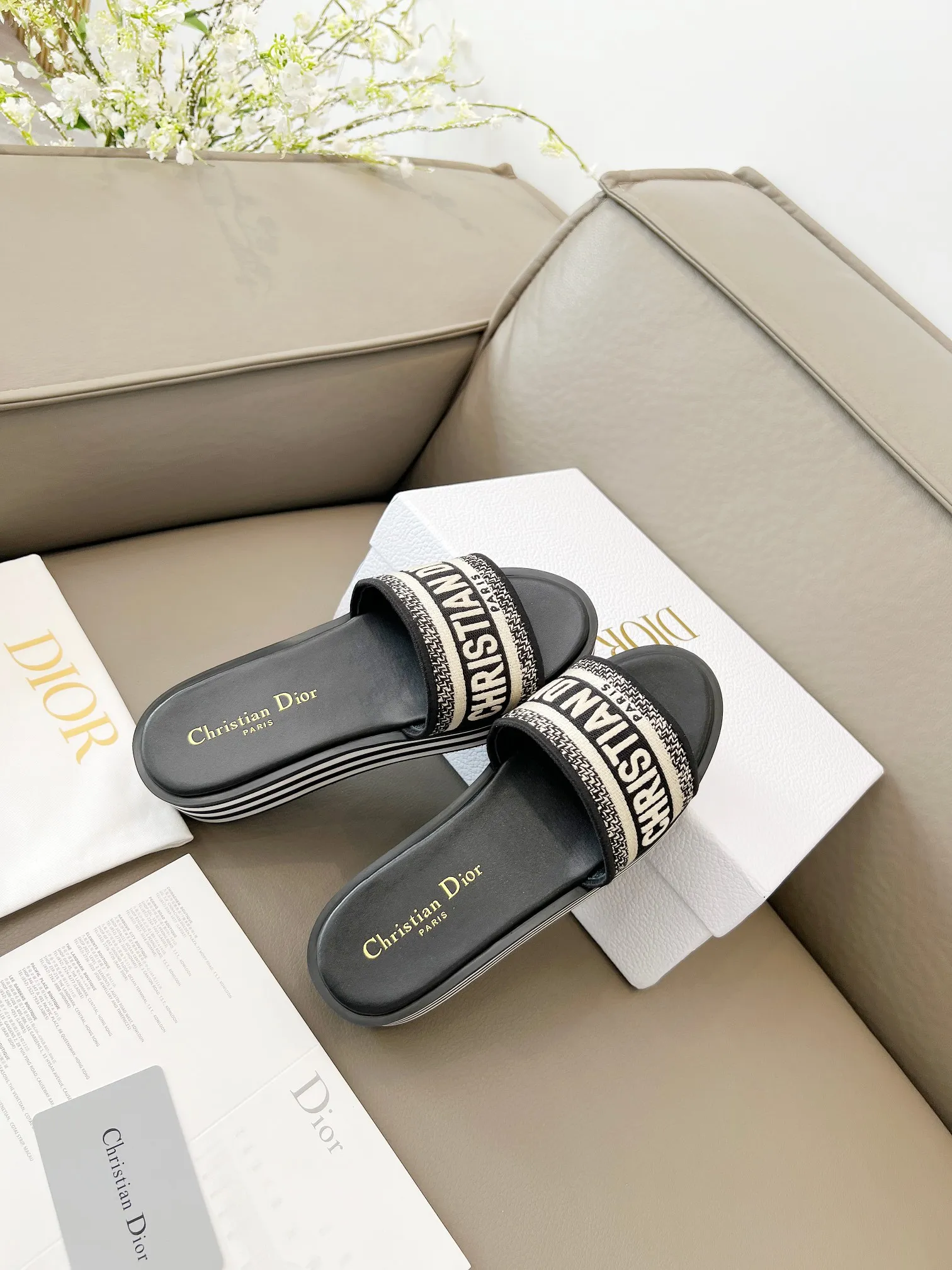 👟👟Ex-factory price 480👟👟 Dior's new spring and summer IVIETA DWAY jelly-colored flat-soled one-slip women's shoes with CD letter logo three-dimensional embroidery thick-soled round toe open-toe slippers. The original version is developed to be the top version on the market. It feels soft and delicate on the feet and is extremely comfortable. Material: Upper imported raffia electric embroidery high-temperature water-soluble cotton technical fabric + water-dyed cowhide foot pad lining + original consistent combination outsole Outsole: original outsole Size: 35-42 (40.41.42 custom-made, non-refundable and non-exchangeable)